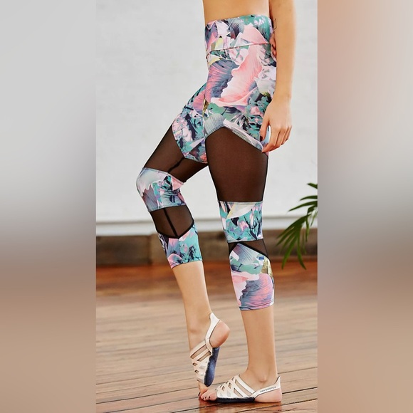 Free People Movement / Onzie Paradise Palms Print Crop Capri Leggings Womens S/M - Picture 4 of 13